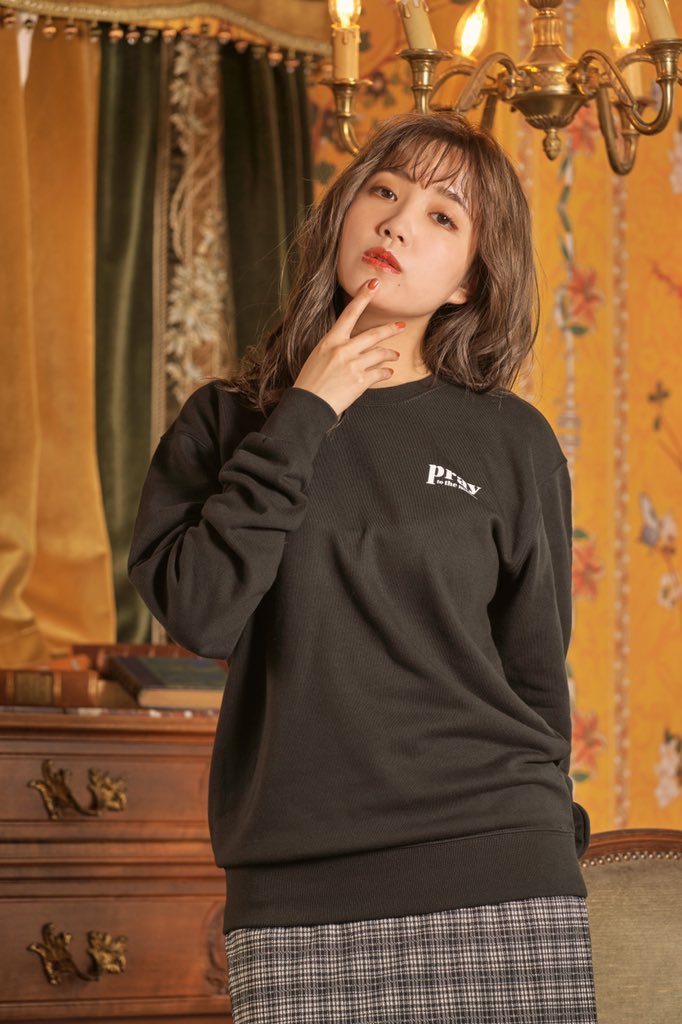 Dleepytown's tweet photo. 加藤玲奈×DleepyTownコラボオリジナルアイテムを販売

シンプルなフロントロゴの、ユニセックスで着用していただきやすいデザインです

Praytothemoonスウェットは1週間の数量限定で販売‼︎

コラボアイテムを含め7000円以上お買い上げの方から抽選で10名様に直筆サイン入りチェキをプレゼント🎁 https://t.co/lOAb40kWzu