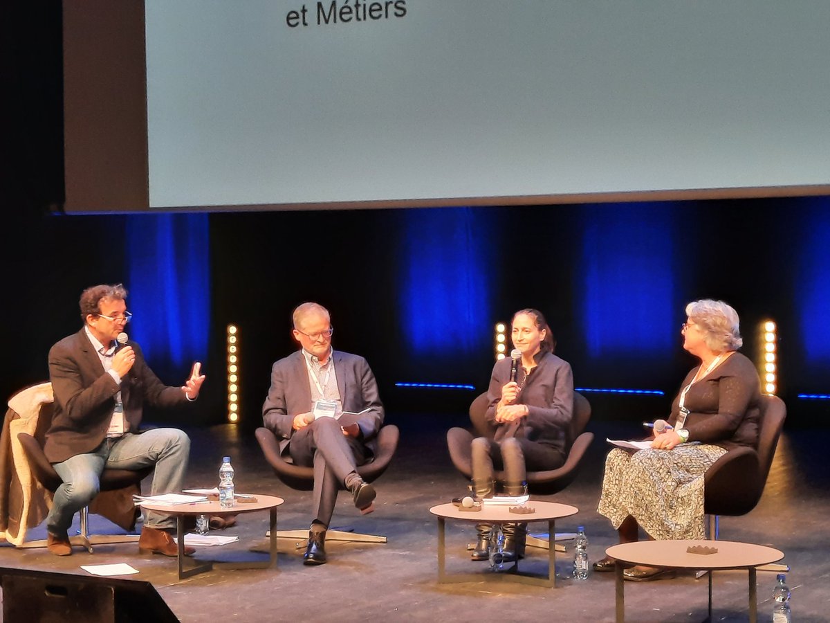Kuchcinski3's tweet photo. Début de la plénière "Le monde en mutation" avec la présence exceptionnelle de la philosophe et psychanalyste Cynthia FLEURY. 
Les DGS présents à territorialis  sont chanceux @sndgct #territorialis. 
Avec le témoignage d'Emmanuel GROS et Laurence MALHERBE https://t.co/Nx9cNRq5YY