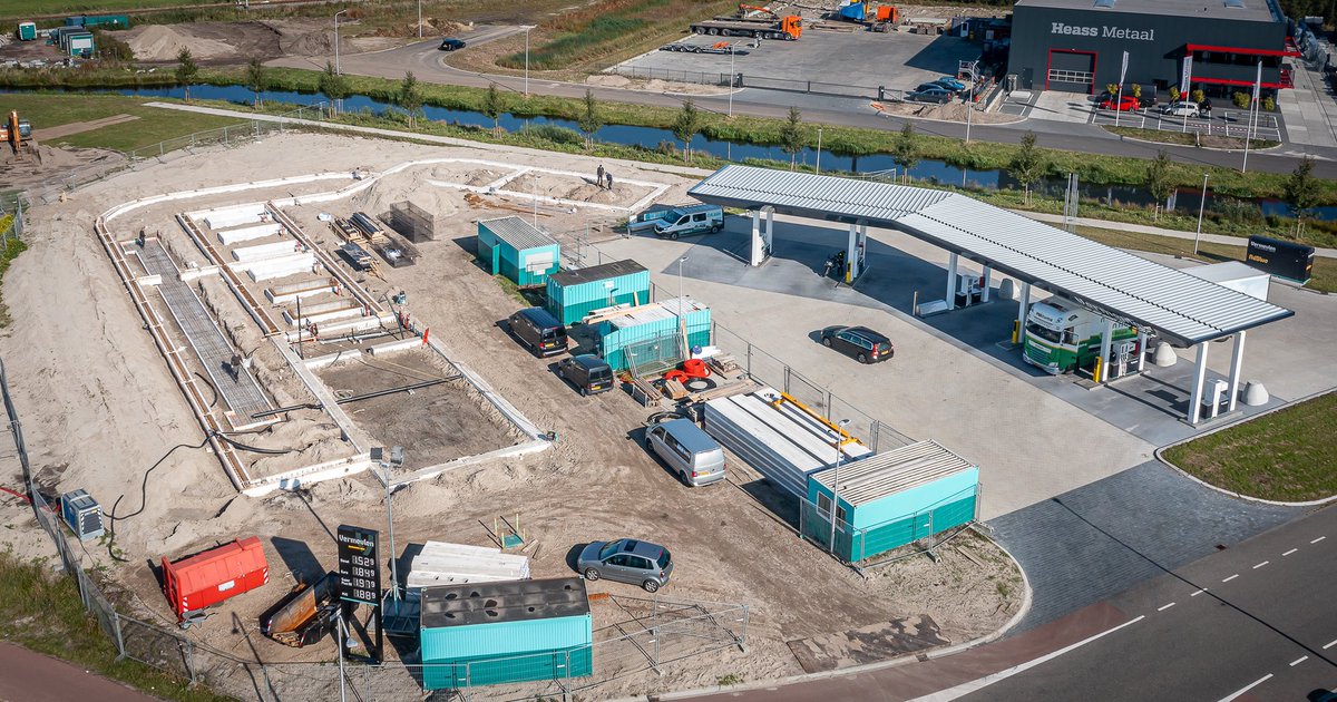 DeGildenGroep's tweet photo. Mooie plaatjes van de bouw van van Vermeulen's nieuw tank- en carwashcentrum aan de Manenbergring in #IJsselmuiden.  De eerste contouren zijn hier goed te zien! 👍🏻 https://t.co/fMNGQM8tdn