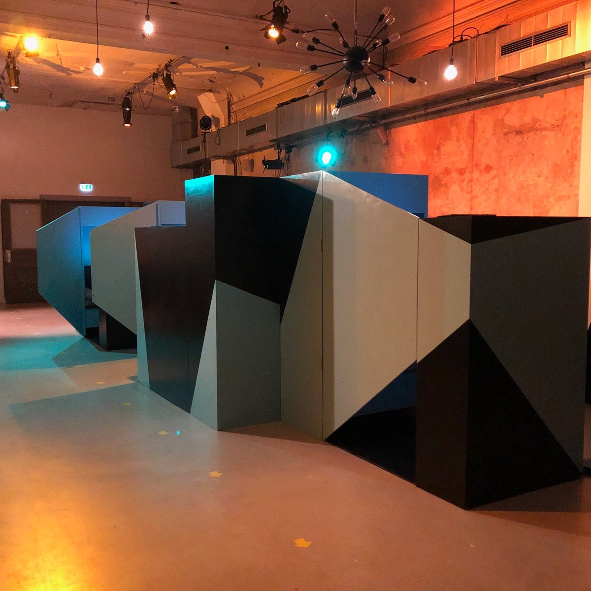 fonds_daku's tweet photo. Weiter geht es mit der #BackForGoodTour: Marie Deuflhard war in den @SOPHIENSAELE bei „Deep Godot“ von Interrobang und hatte einen bewegenden, intimen und zum Nachdenken anregenden Abend über das Altern und Künstliche Intelligenzen.
#FondsDarstellendeKünste #interrobang #KI https://t.co/XqcLMQuWtx