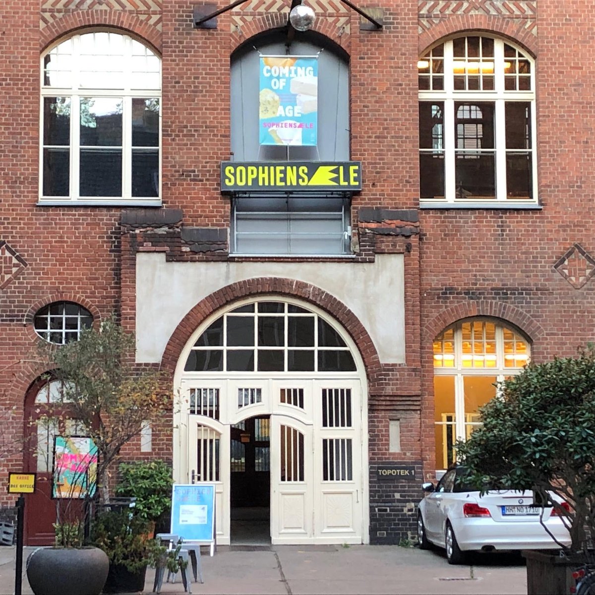 fonds_daku's tweet photo. Weiter geht es mit der #BackForGoodTour: Marie Deuflhard war in den @SOPHIENSAELE bei „Deep Godot“ von Interrobang und hatte einen bewegenden, intimen und zum Nachdenken anregenden Abend über das Altern und Künstliche Intelligenzen.
#FondsDarstellendeKünste #interrobang #KI https://t.co/XqcLMQuWtx