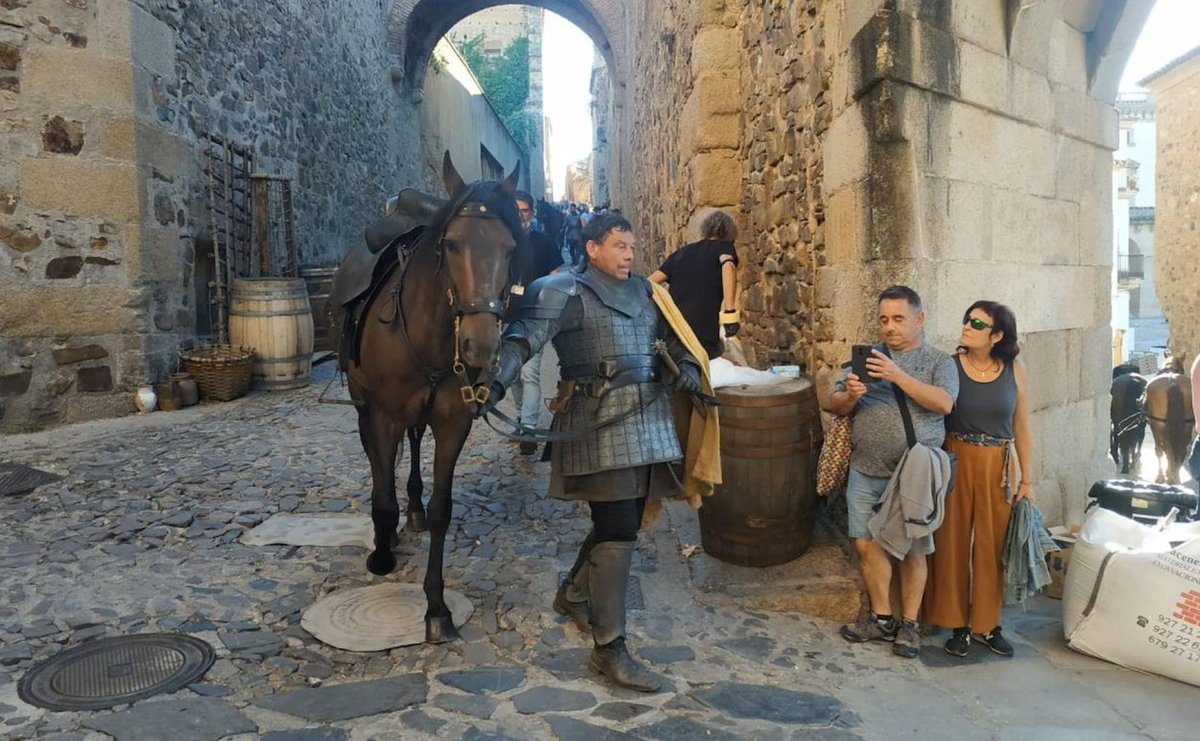 HouseOfDragonTM's tweet photo. ¡Los Capas Doradas en el set de rodaje de Cáceres! 

#HouseoftheDragon

https://t.co/XcCVl3yGCI