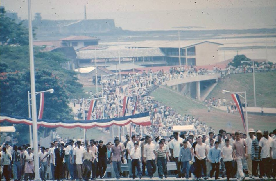 tvnnoticias's tweet photo. El 12 de octubre de 1962, el Puente de las Américas es inaugurado. Miles de panameños asisten desde temprano al acto de apertura. Detalles de @PaViejaEscuela #NoticiasTVN https://t.co/3gHC7ajiGK