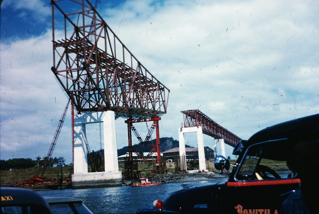 tvnnoticias's tweet photo. El 12 de octubre de 1962, el Puente de las Américas es inaugurado. Miles de panameños asisten desde temprano al acto de apertura. Detalles de @PaViejaEscuela #NoticiasTVN https://t.co/3gHC7ajiGK