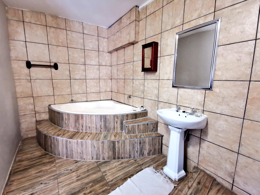 The Catwalk Lodge is a Guesthouse with meeting and self-catering facilities situated in the suburb of Waterkloof Ridge in the east of Pretoria close to Brooklyn and Menlyn Shopping Malls.@tsholanangp @TshepangLobete <a href="/djessence_k/">🅳🅹 🅴🆂🆂🅴🅽🅲🅴</a> <a href="/Tshwane_Tourism/">Tshwane Tourism</a>