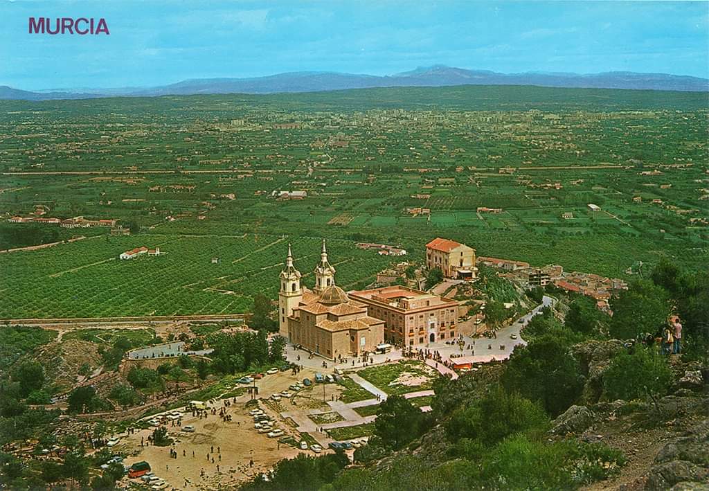 RAICESMURCIANAS's tweet image. Vistas de la ciudad de Murcia desde el Santuario de la Fuensanta entorno al 1977 y comparativa con la actualidad 📷blanquezuelo. Se aprecia la poca sensibilidad ambiental que hemos tenido.