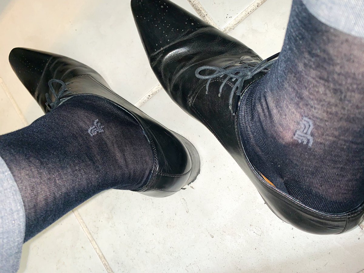Fatrixlee's tweet photo. お疲れ💼
秋だね🍁寒いなぁ。。。

#suits #blacksocks #gayjapan #bi https://t.co/GNTyO9FgPJ
