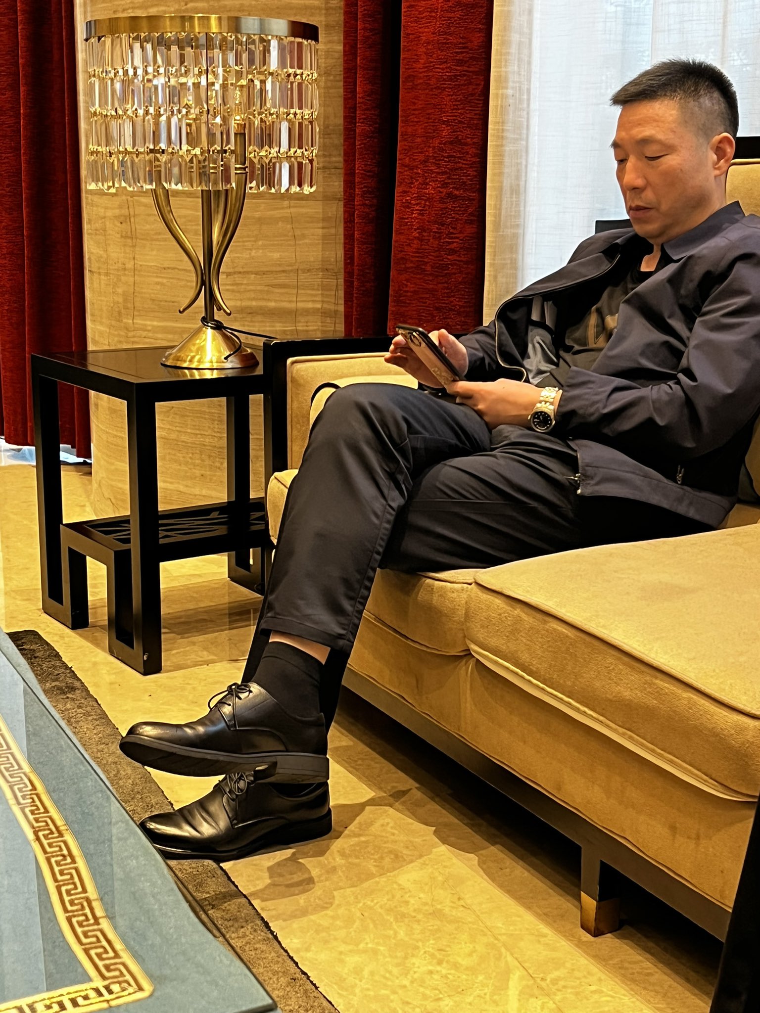 Lydia（接推广） on X: #直男中年大叔这个黑袜大叔的脚一定很臭吧，好喜欢这种土直中年爸爸的感觉，真想闻他的臭黑丝袜脚🦶  t.coT8v8mStB7d  X