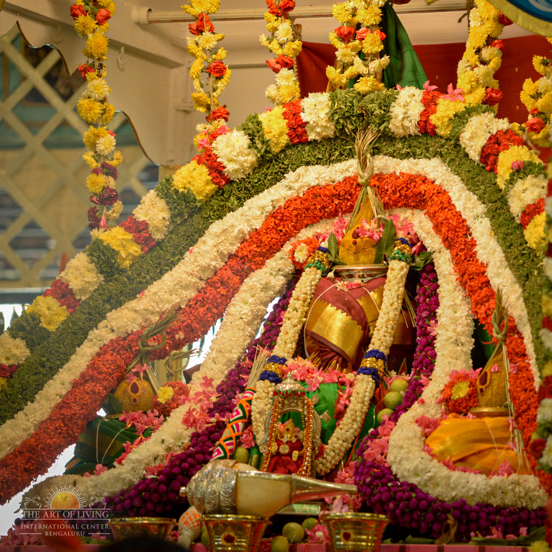 ArtofLivingIC's tweet photo. The grand Shat Chandi Homa that started on Day 6 culminated yesterday on the Day 8 of #Navratri2021.

Gurukul was filled with reverberations of Sacred &amp; authentic Vedic Chants by our learned pundits in presence of Gurudev @SriSri. https://t.co/jFhtEL6Cqf