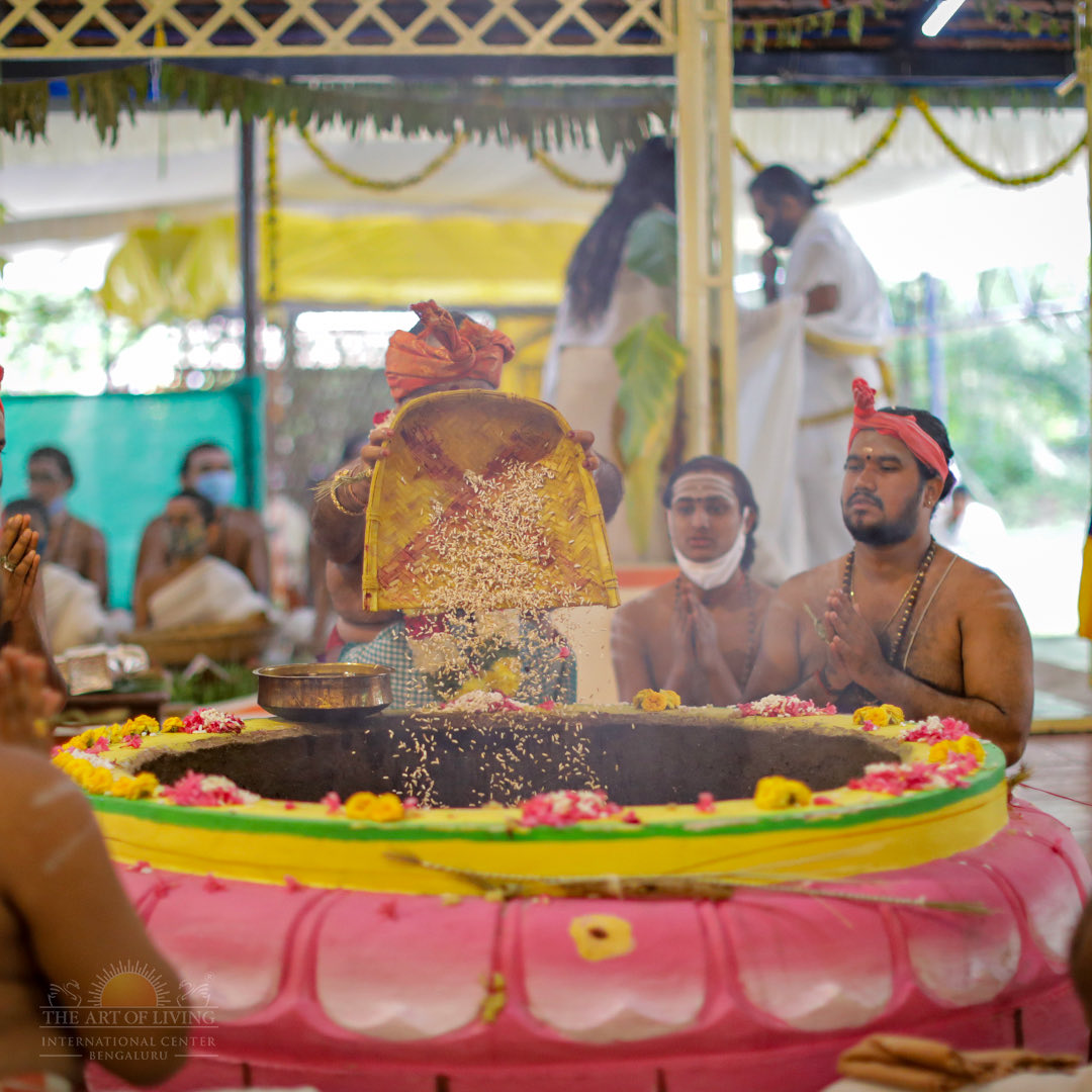 ArtofLivingIC's tweet photo. The grand Shat Chandi Homa that started on Day 6 culminated yesterday on the Day 8 of #Navratri2021.

Gurukul was filled with reverberations of Sacred &amp; authentic Vedic Chants by our learned pundits in presence of Gurudev @SriSri. https://t.co/jFhtEL6Cqf