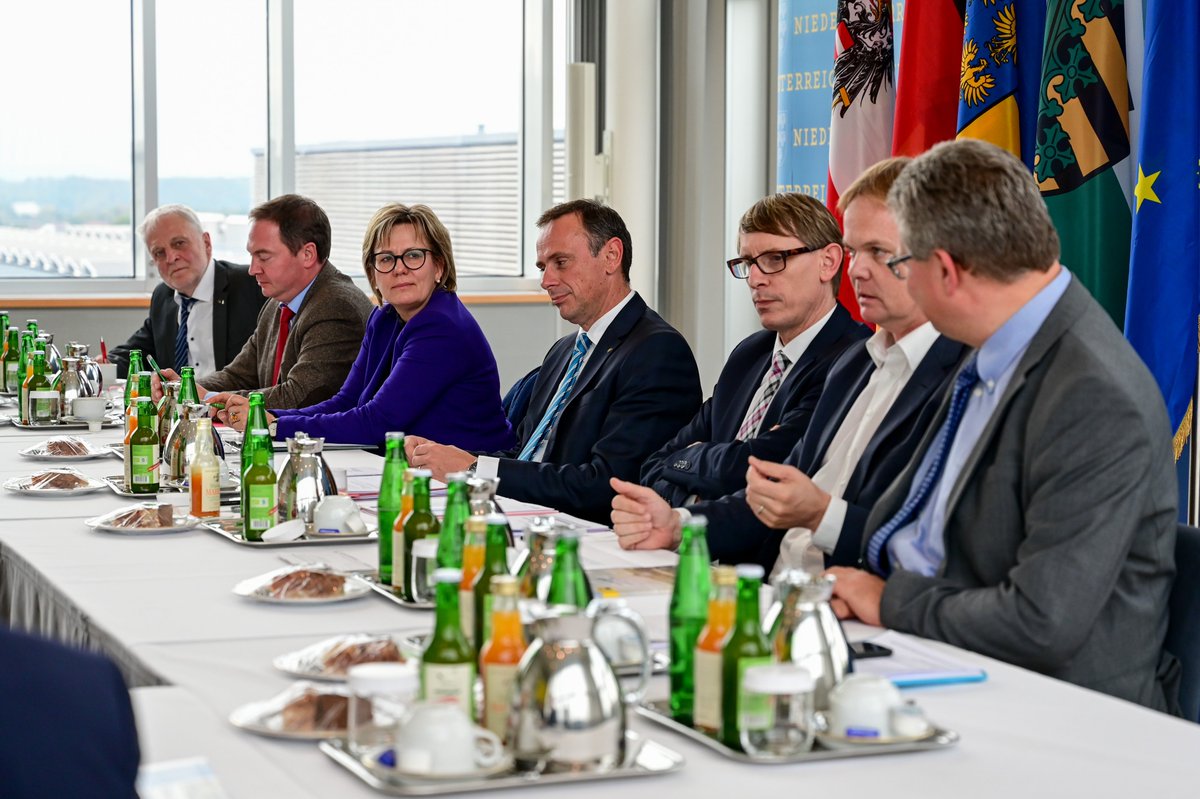 smktsachsen's tweet photo. In St. Pölten zu Gast beim Landesrat für Tourismus @DanningerJochen. Niederösterreich &amp; #Sachsen haben ähnliche tourismuspolitische Ansätze, v.a. bei der Weiterentwicklung hin zum #Ganzjahrestourismus. Der Austausch zur Wintersaison 21/22 geben Impulse für unseren #Wintergipfel. https://t.co/5jfQpnvCpj
