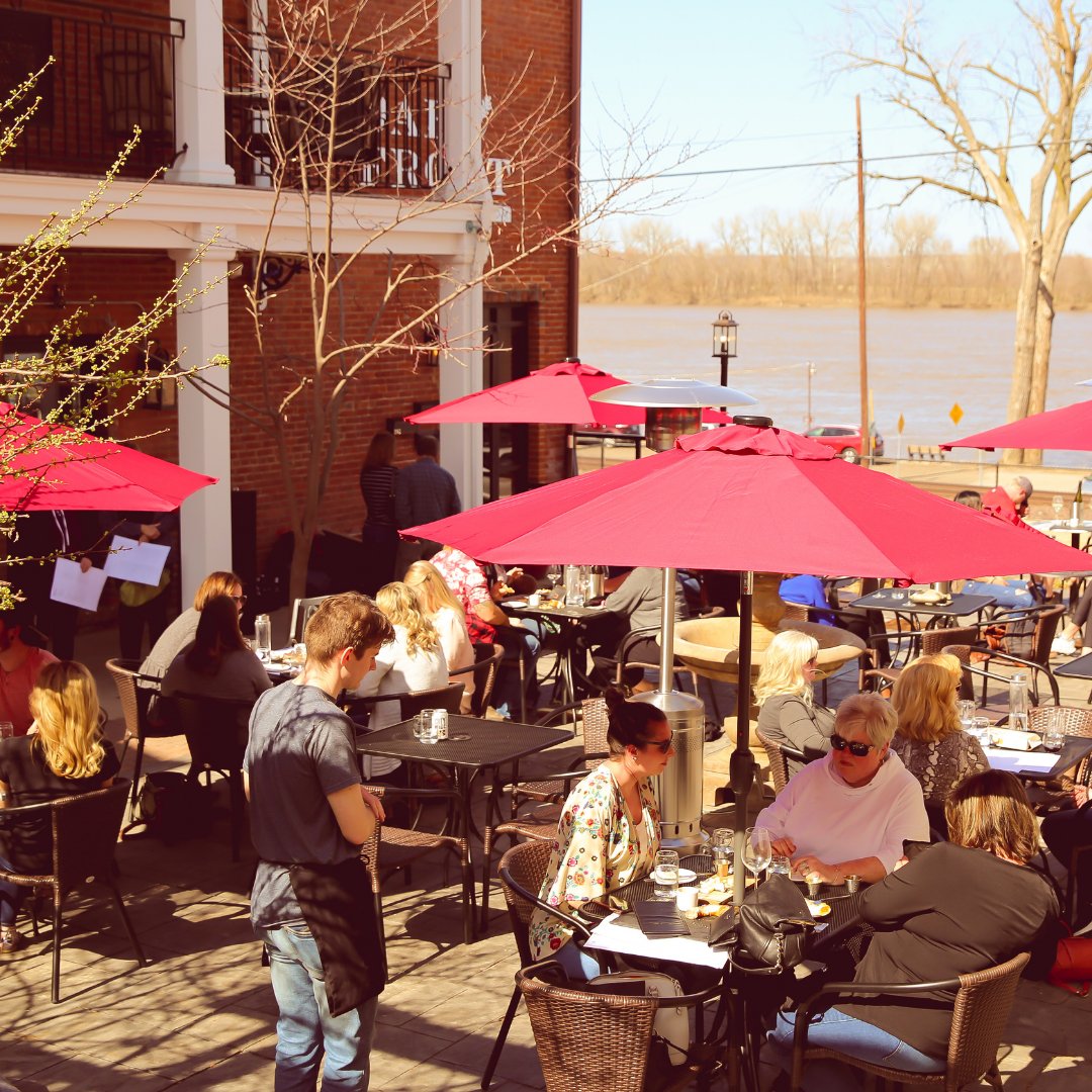 OakandFront's tweet photo. Stop by tonight for great pours and memories. (1) Happy Hour from 5-6 pm. (2) Lisa Jones on the patio from 5 - 8. (3) Paint and Sip with Chad Greife from 5:30 - 7:30. Come out to enjoy global pours, live music, and make memories painting with a local artist. https://t.co/7yoLA01tyz