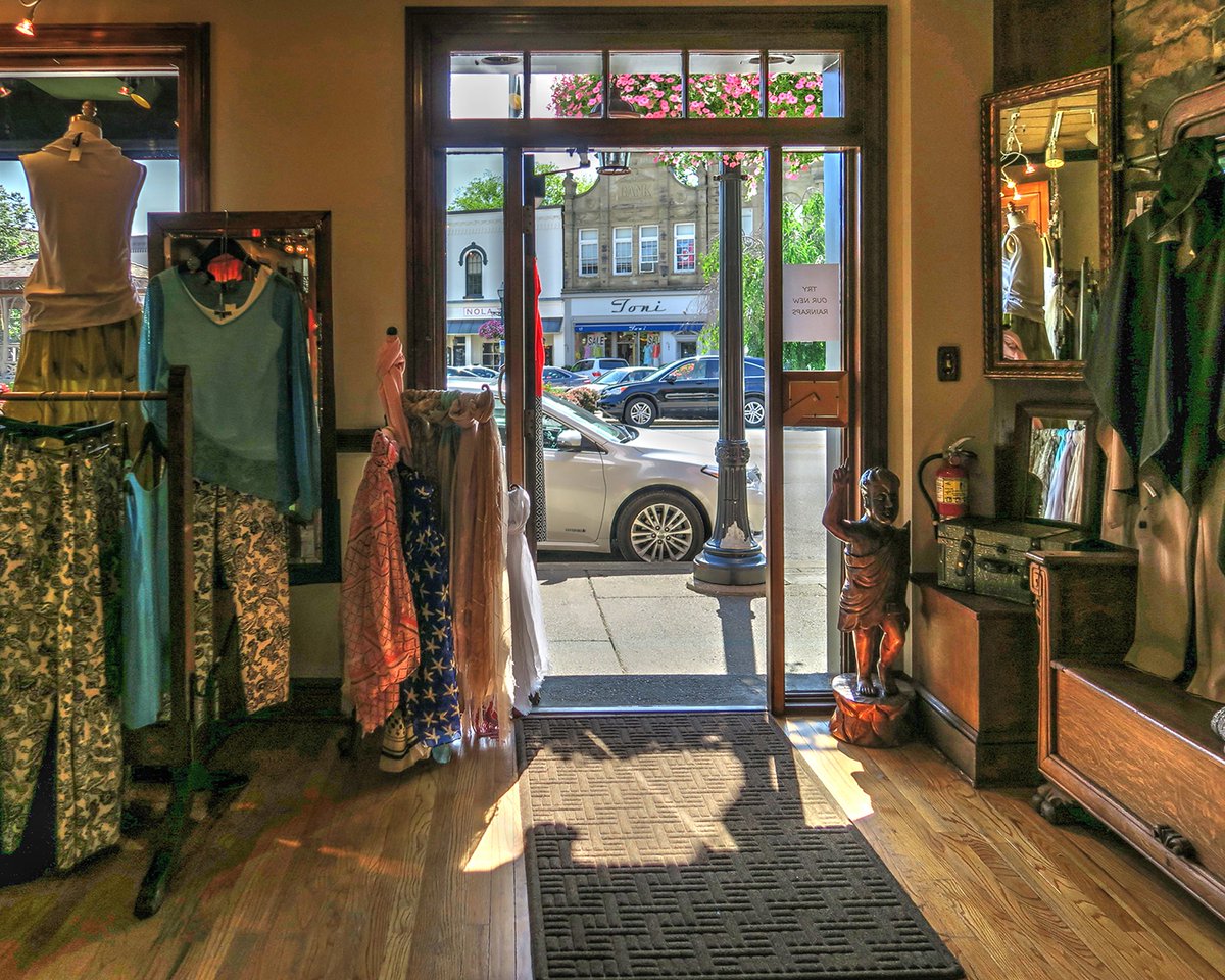 ShopsCleveland's tweet image. For every $100 you spend at locally owned businesses, $68 stays in the community. What happens when you spend that same $100 at a national chain? Only $43 stays in the community. #ShopLocal #ClevelandShops