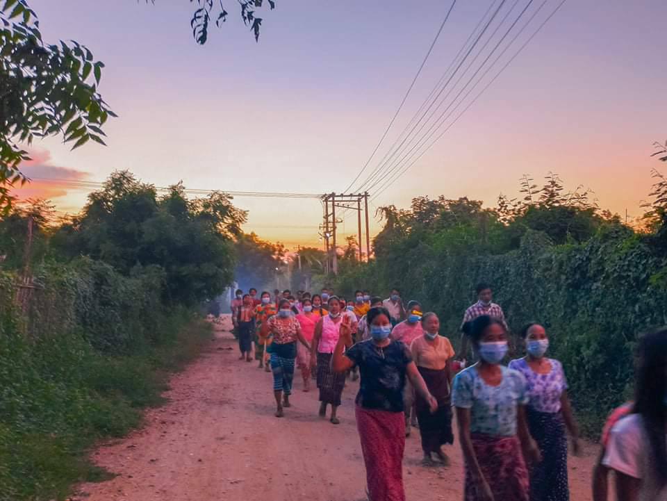 To reject military orders, residents of #Sonechaung village &amp; #Yinmarpin Tsp marched &amp; protested against the dictator. #AcceptNUG_RejectMilitary #Oct14Coup  #WhatsHappeningInMyanmar