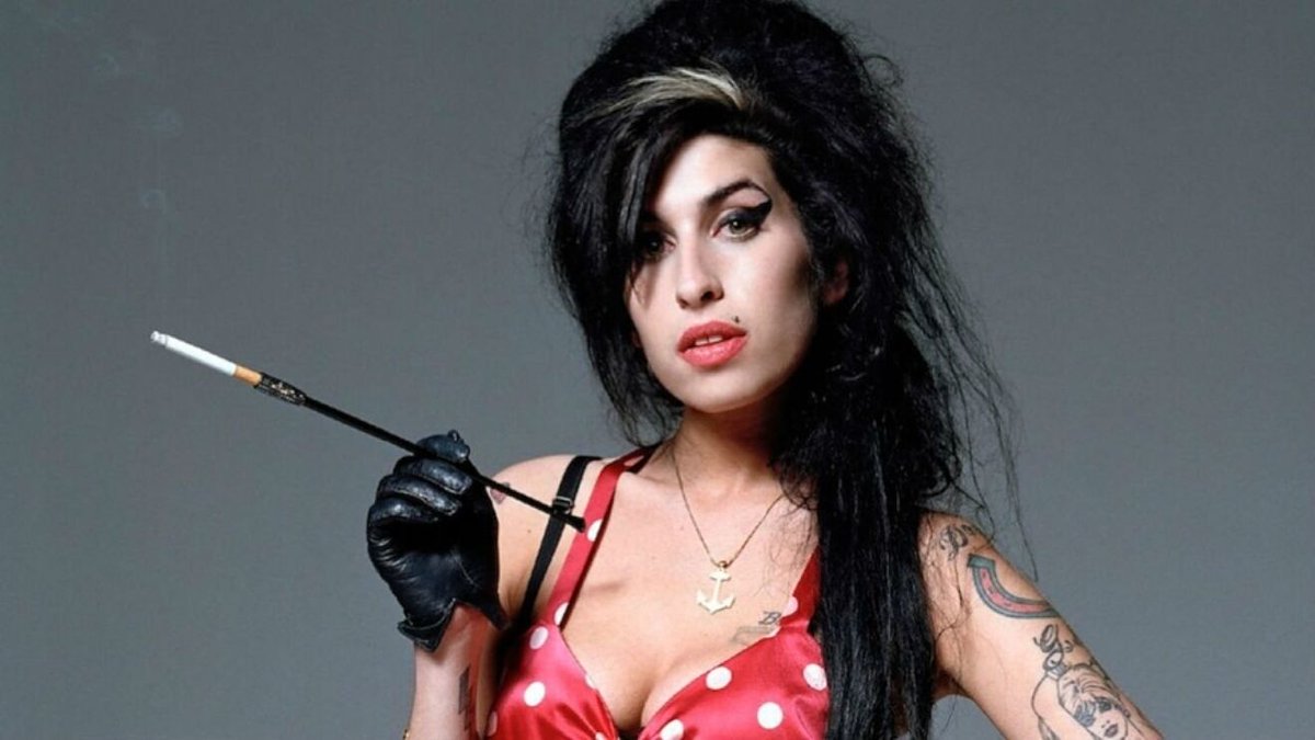 venevision's tweet photo. #ActualidadVV ¡Un evento para recordar! 😱 La casa de subastas #JulienS venderá los objetos personales de #AmyWinehouse✨ Conoce los detalles ⏩ https://t.co/LlkXUihjZt https://t.co/VCfYbf8aDO