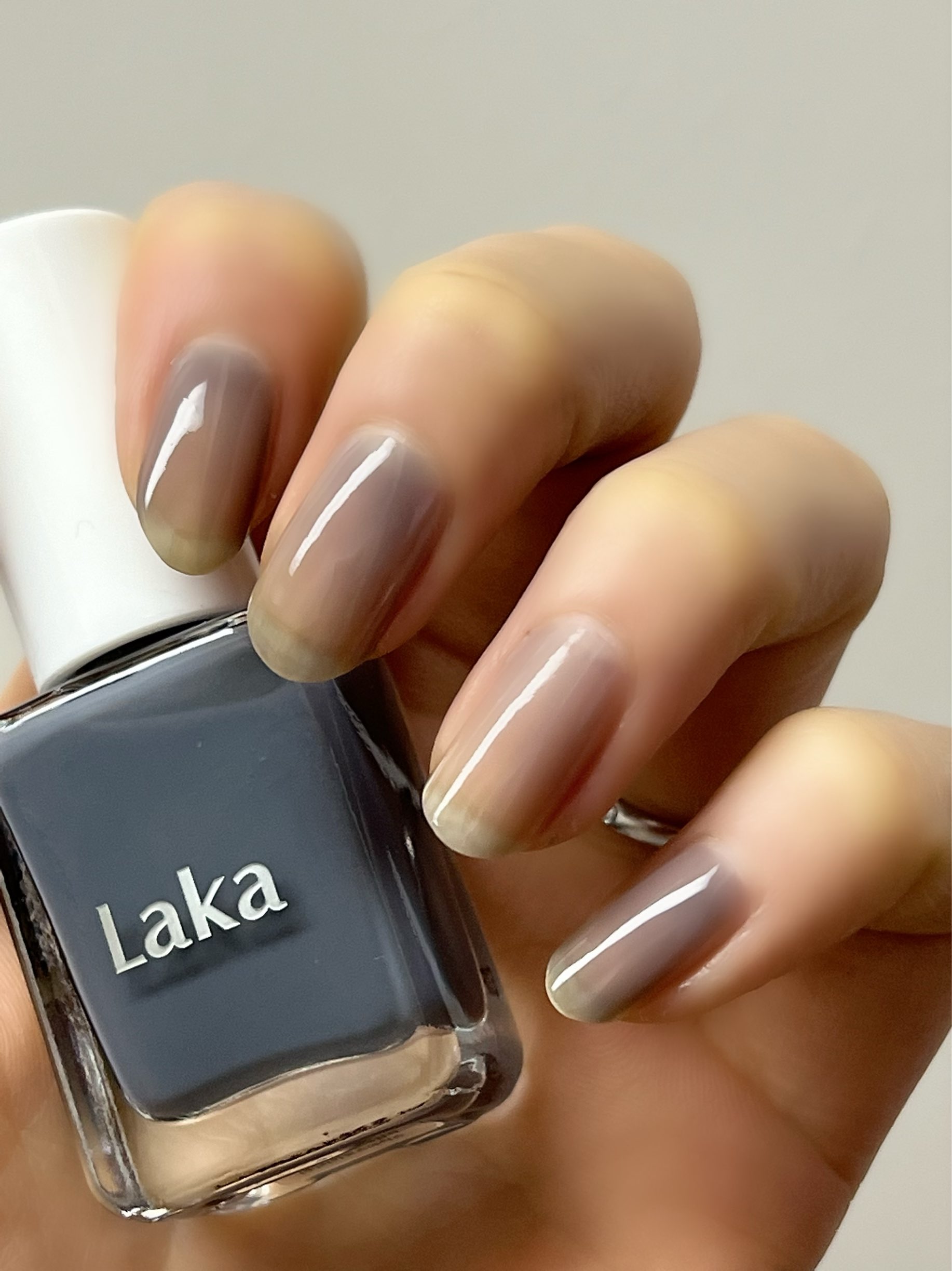 あおい Laka グラッシーネイルカラー 01 Rhythmic Charcoal 私が購入したlakaの中で一番シアーなんじゃないでしょうか 一度塗りの薬指 血色悪い素爪みたいになってるからたぶん気のせいじゃないと思う 肝心のお色味ですが ブルーみも感じる透けグレー