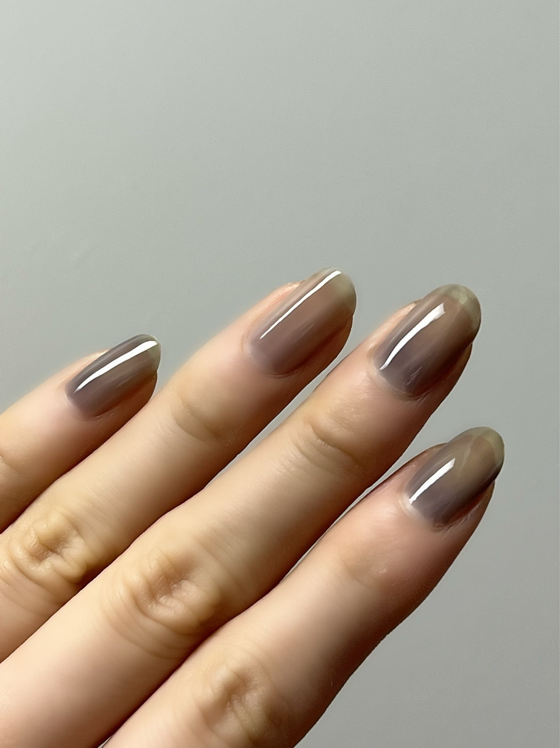 あおい Laka グラッシーネイルカラー 01 Rhythmic Charcoal 私が購入したlakaの中で一番シアーなんじゃないでしょうか 一度塗りの薬指 血色悪い素爪みたいになってるからたぶん気のせいじゃないと思う 肝心のお色味ですが ブルーみも感じる透けグレー