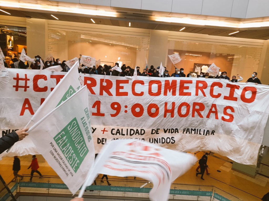 AhumadaCTC's tweet photo. [AHORA] Trabajadores del #Retail exigen que la jornada laboral termine a las 19hrs🕖
⚠️ Acompañamos esta demanda justa que busca mejorar la calidad de vida de trabajadores y sus familias, además de tener regresos seguros y tiempo para el disfrute y desarrollo personal🌠 https://t.co/zyWsCeFou7