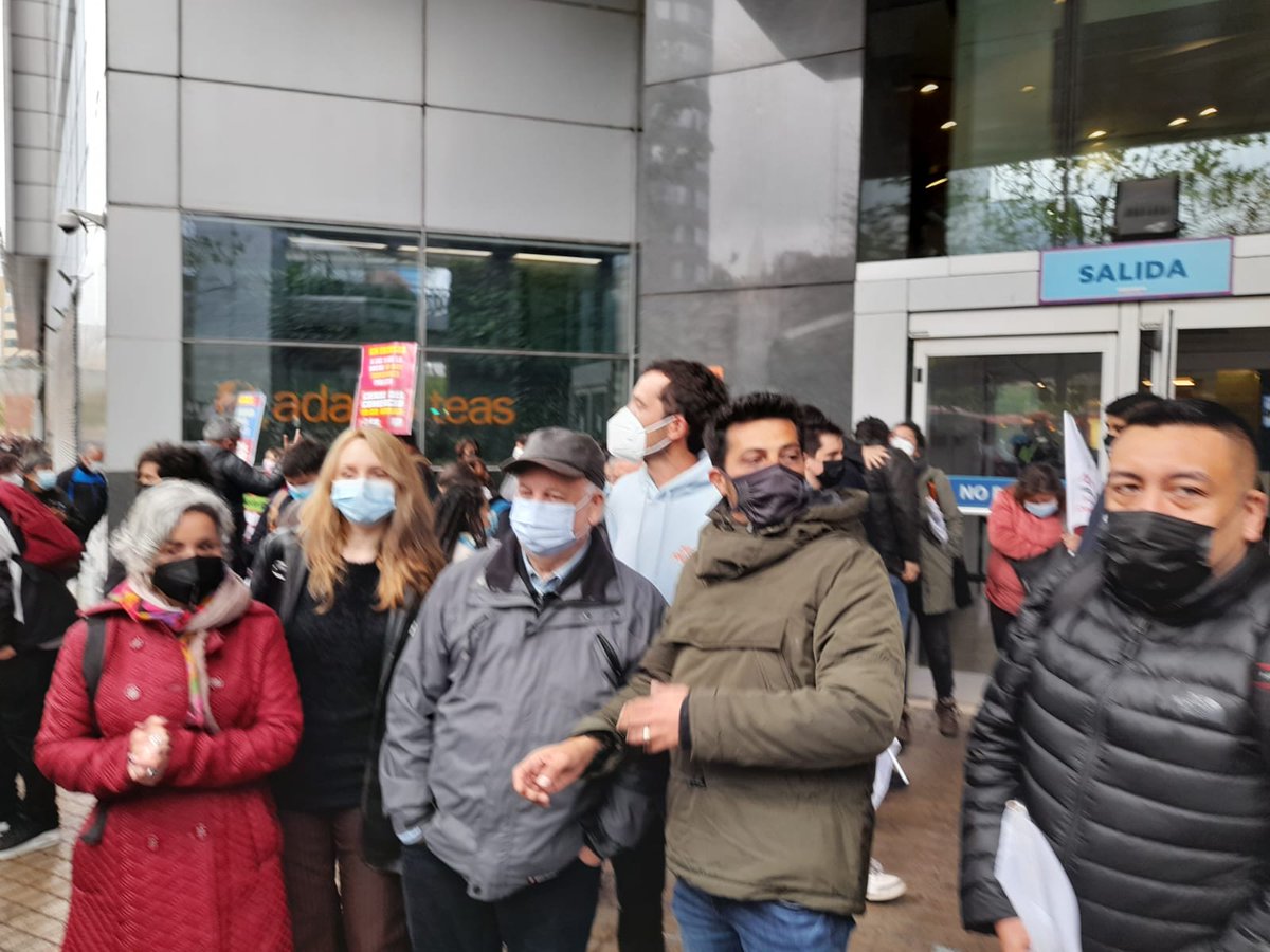 AhumadaCTC's tweet photo. [AHORA] Trabajadores del #Retail exigen que la jornada laboral termine a las 19hrs🕖
⚠️ Acompañamos esta demanda justa que busca mejorar la calidad de vida de trabajadores y sus familias, además de tener regresos seguros y tiempo para el disfrute y desarrollo personal🌠 https://t.co/zyWsCeFou7