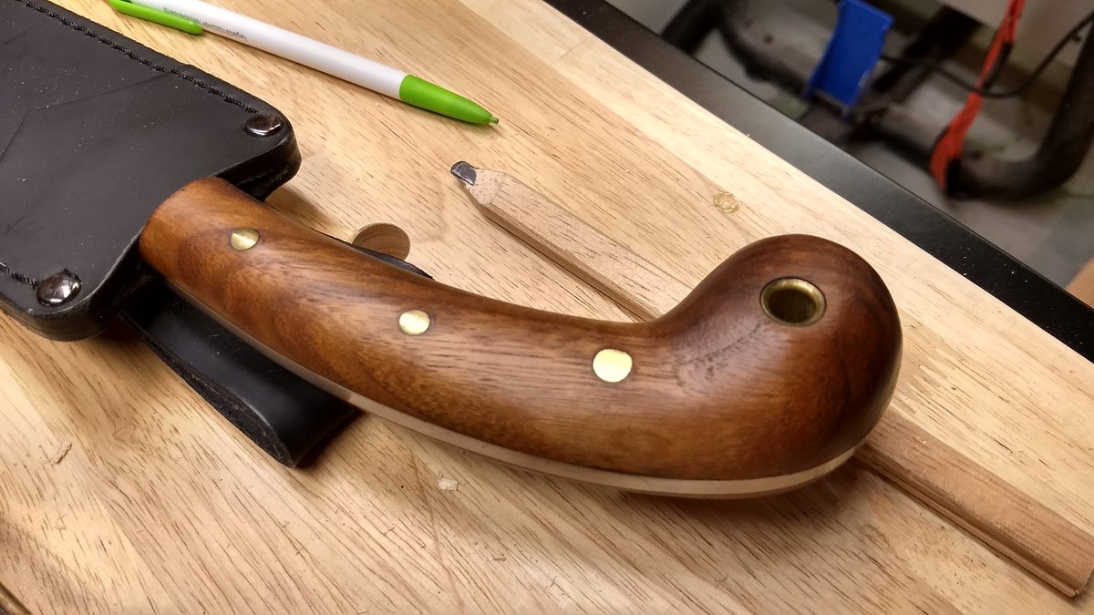 adkpiper's tweet photo. Do you have tools with ratty old dried-out wooden handles? A bit of sandpaper, some boiled linseed oil, and five minutes of work will leave them feeling lovely in your hands and ready to go another 100,000 miles. #fixthings https://t.co/Sb750dH0w3