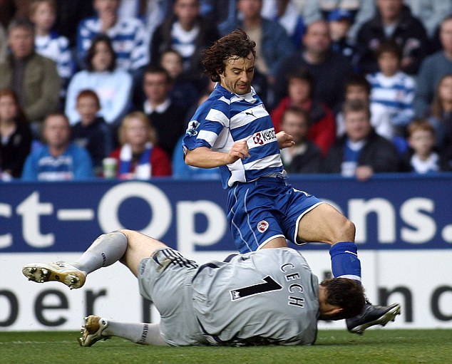 Chad on Twitter: "On this day: 2006 - Petr Cech received his head injury (vs Reading) from Stephen Hunt, causing him to wear headgear in future games. #CFC #Chelsea https://t.co/KDSvNnH98L" /