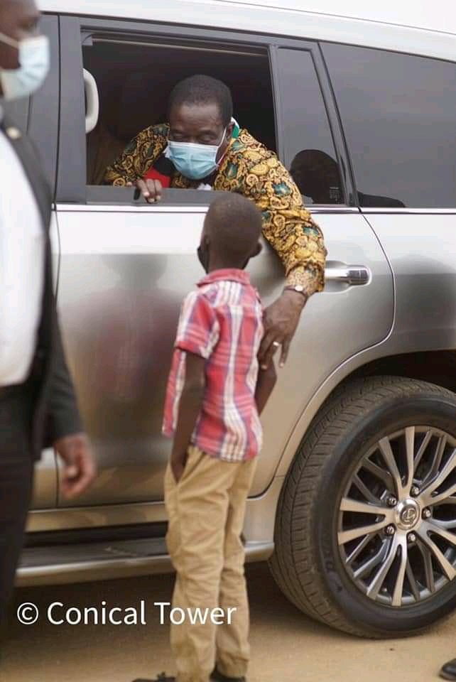 TafadzwaMugwadi's tweet photo. Breaking: This young man had an interesting conversation with President @edmnangagwa after calling him with his Struggle nom-de guerre Ngwena. H.E asked "How did you know that" &amp; he replied "Ndoziva nekuti ndoda kuita semi one day, that's why I am called Ngwena at my school". https://t.co/qhMCnS1y17