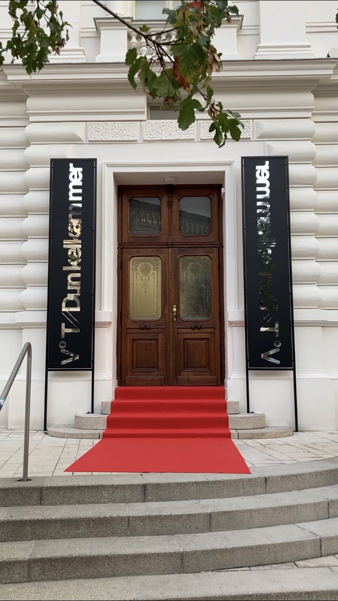 Volkstheater_W's tweet photo. Wir sind heute Abend nicht wie gewohnt im großen Saal, sondern in der Dunkelkammer im 4. Stock! Eingang seitens der Neustiftgasse. Bis später! 👋 #zertretung #lydiahaider #dunkelkammer https://t.co/AT8xiOP3uk
