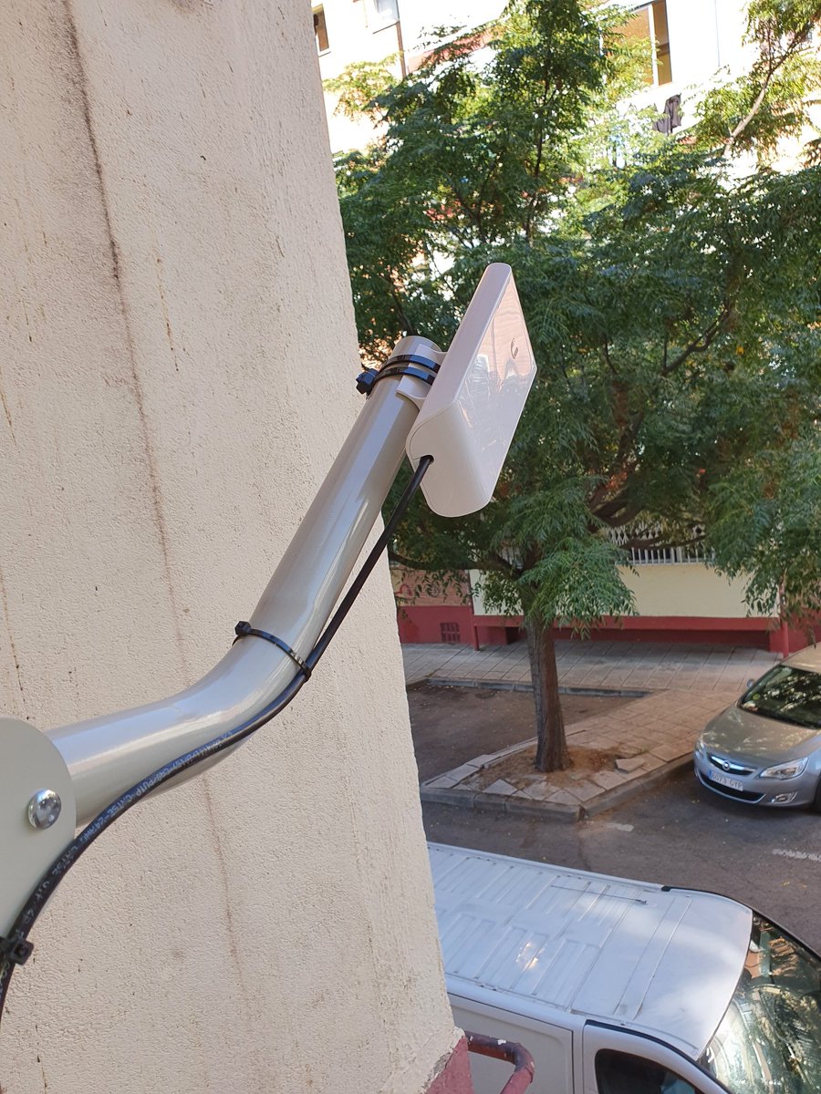 Seguimos trabajando para paliar la #brechadigiral en #SanCristobal #Villaverde con una nueva instalación en la calle Godella 86. Son muchas las familias que por diversas circunstancias no tienen acceso a #internet con lo que supone de #exclusión en el mundo  en el que vivimos