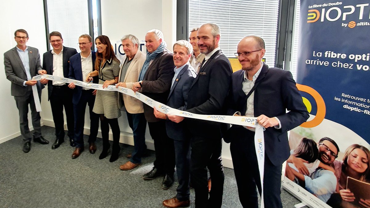 Dans le #Doubs, en présence de <a href="/DenisLeroux25/">Denis Leroux</a>, heureuse d'avoir inauguré, aux côtés de @CavelierTony, les locaux de @DiopticAI. Notre implantation en local, marque une nouvelle fois l'#engagement d'@altitude_infra  dans les territoires et zones rurales. 
<a href="/Doubscd25/">Doubs</a> <a href="/Chauvin_JL/">Jean-Louis CHAUVIN</a>