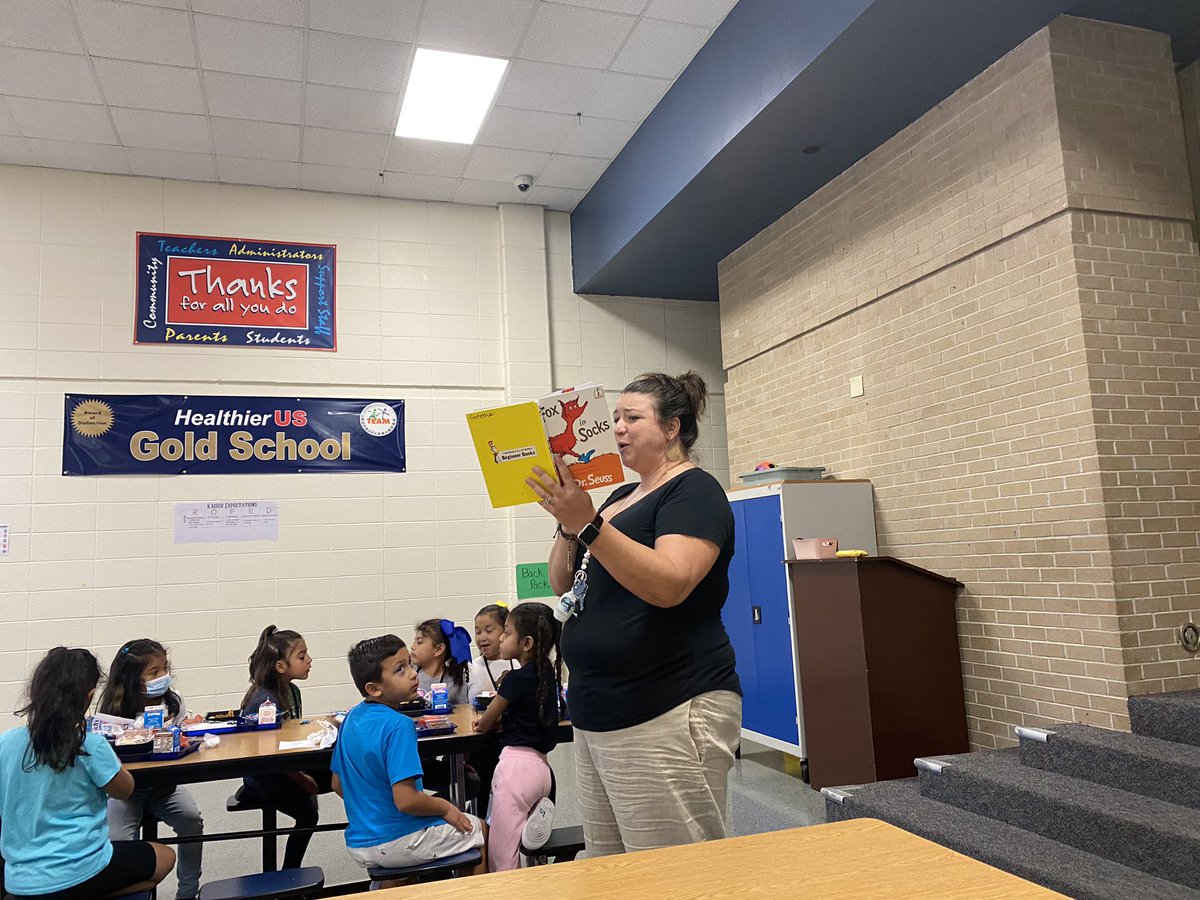 Lunch time? More like Read Aloud time! So proud and amazed by this educator who goes above and beyond for our kiddos! #Promise2Purpose <a href="/KleinISD/">Klein ISD</a> <a href="/KaiserKISD/">Kaiser Elementary</a> <a href="/GuentherRachael/">Rachael Guenther</a>