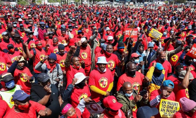 workersliberty's tweet image. Metal and engineering workers in South Africa, members of the @Numsa_Media (NUMSA), have been on indefinite strike over pay and conditions since 5 October.
workersliberty.org/story/2021-10-…

#EngineeringStrike