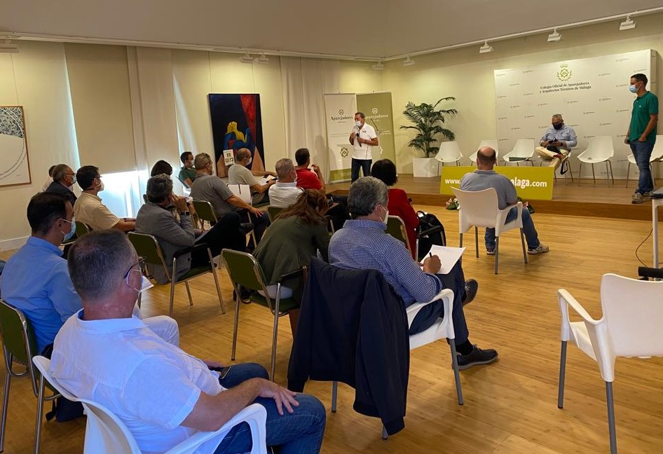 aparejadoresma's tweet photo. Los arquitectos técnicos del Grupo de Voluntarios en Emergencias de nuestro colegio se reúnen hoy con técnicos de Protección Civil de @E112Andalucia en Málaga para coordinar su participación en el Simulacro #RespuestA21 de un gran terremoto en La Axarquía el próximo 19 de Octubre https://t.co/mZHbVqPp7V
