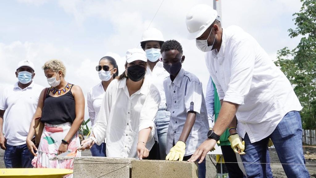 #EsConHechos | Con la siembra de un árbol como símbolo de primera piedra, inició la construcción de un moderno centro de salud en Turbo, por parte del #FondoAdaptación, la infraestructura beneficiará a 182 mil colombianos gracias a una inversión de 9.022 millones de pesos.