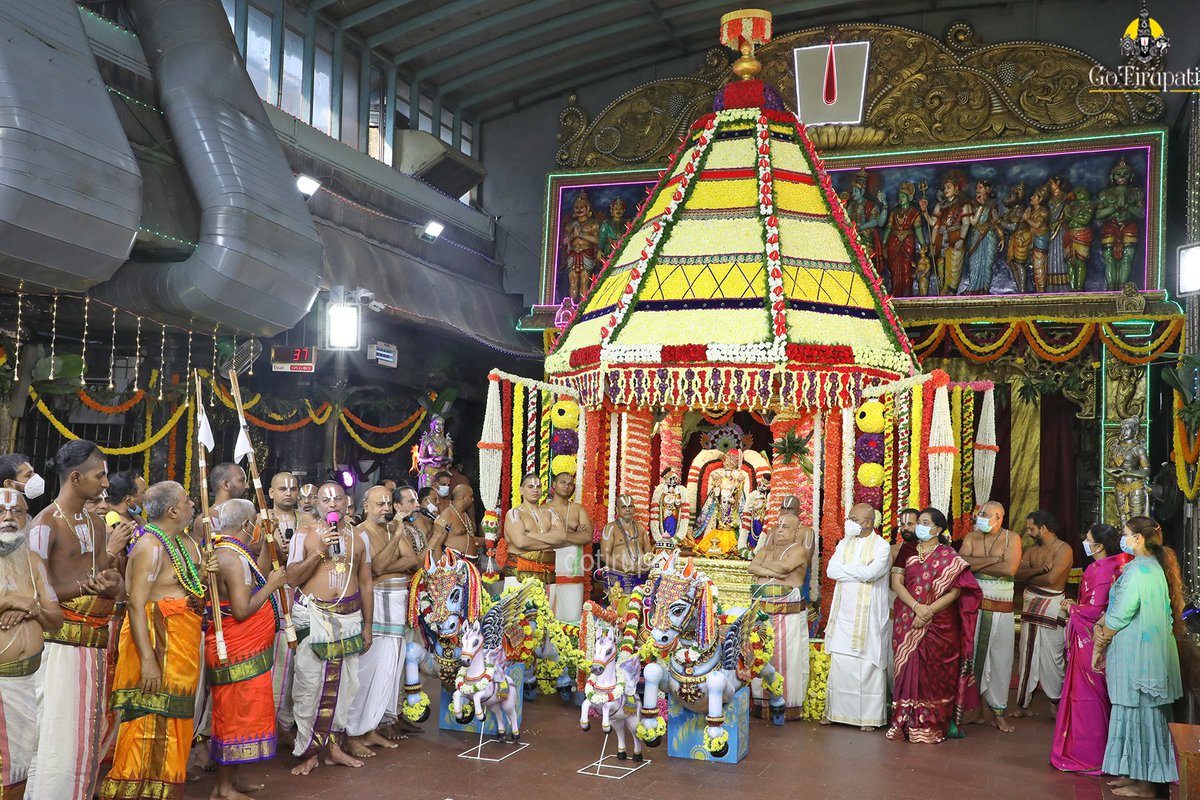 GoTirupati's tweet photo. Srivari annual Brahmotsavam, Sri Malayappa and his consorts Sridevi and Bhudevi sparkled on Sarva Bhupala vahana https://t.co/aOzB5n0iC9