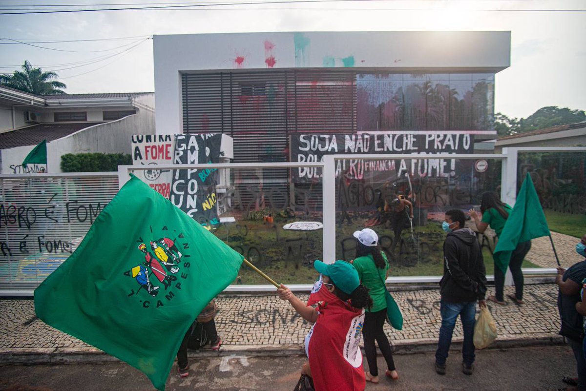 ✊🏾🧑🏾‍🌾 VIA CAMPESINA OCUPA APROSOJA, EM BRASÍLIA! Na manhã desta quinta (14), a Via Campesina ocupou a sede da Aprosoja, em Brasília (DF), com cerca de 200 pessoas escrachando o agronegócio e denunciando a fome, como parte da Jornada Nacional pela Soberania Alimentar! (...)+