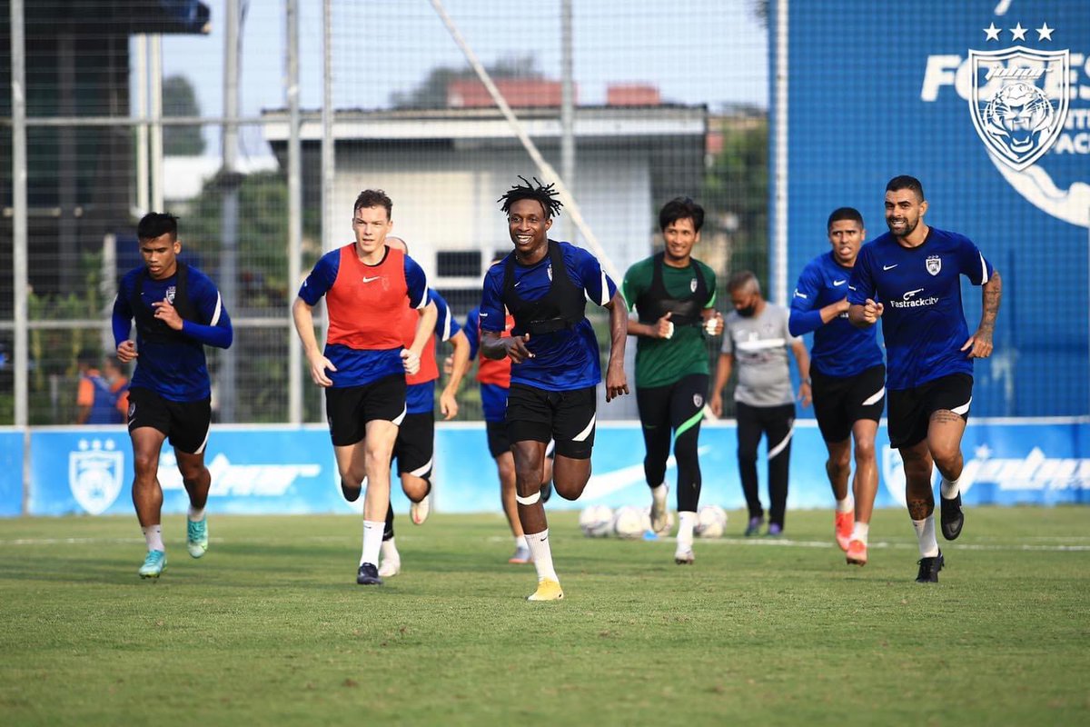 OfficialJohor's tweet photo. Fun &amp; Games at the JDT Training Centre today!

More photos at https://t.co/u7BcNTnaPJ

#TrainingSession
#WinnersKeepWorking
#EightConsecutiveTitles
#JDTForAll
#LuaskanKuasamuJohor https://t.co/4SXLiFrScq