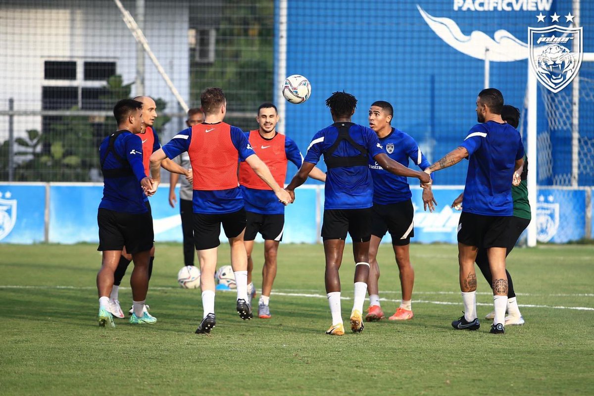 OfficialJohor's tweet photo. Fun &amp; Games at the JDT Training Centre today!

More photos at https://t.co/u7BcNTnaPJ

#TrainingSession
#WinnersKeepWorking
#EightConsecutiveTitles
#JDTForAll
#LuaskanKuasamuJohor https://t.co/4SXLiFrScq