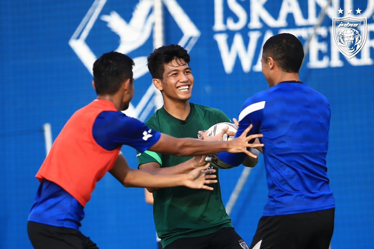 OfficialJohor's tweet photo. Fun &amp; Games at the JDT Training Centre today!

More photos at https://t.co/u7BcNTnaPJ

#TrainingSession
#WinnersKeepWorking
#EightConsecutiveTitles
#JDTForAll
#LuaskanKuasamuJohor https://t.co/4SXLiFrScq
