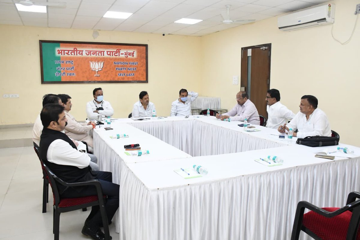 ShelarAshish's tweet photo. मुंबई भाजपाच्य�� कोअर कमिटीची बैठक आज दादर वसंत स्मृती येथे झाली. मुंबईकरांच्या प्रश्नांवर ठाकरे सरकार कडून होणारे दुर्लक्ष पाहता मुंबईकरांच्या प्रश्नांवर ठाकरे सरकार विरोधात संघर्ष करण्याचा नारा आम्ही दिला आहे! https://t.co/qPufI7l2mz