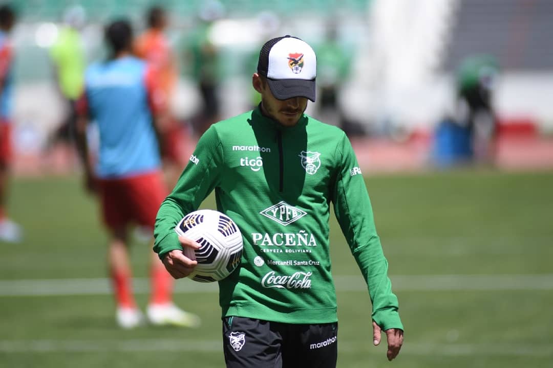 andresbellofcc's tweet photo. #AndresBelloFC | ⚡ Con la ilusión intacta y firme para conseguir el objetivo. Así se muestra  #ElDeCordero Daniel Rosales junto al cuerpo técnico de la selección Bolivia en otra fecha de eliminatorias sudamericanas.   
@laverde_fbf
@DanielRosales89

#SomosLaMareaAzul 💙⚽🇻🇪 https://t.co/bF1WoCCOs4