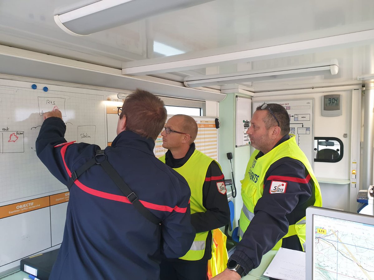 sdis01's tweet photo. #Formation Gestion opérationnelle et commandement #GOC3 et GOC4 au @sdis01 samedi dernier. Mise en situation sur simulateur avec prise en compte de l'intervention par le chef de groupe, puis montée en puissance avec un chef de colonne et son PC. https://t.co/FLl0mCEPBs