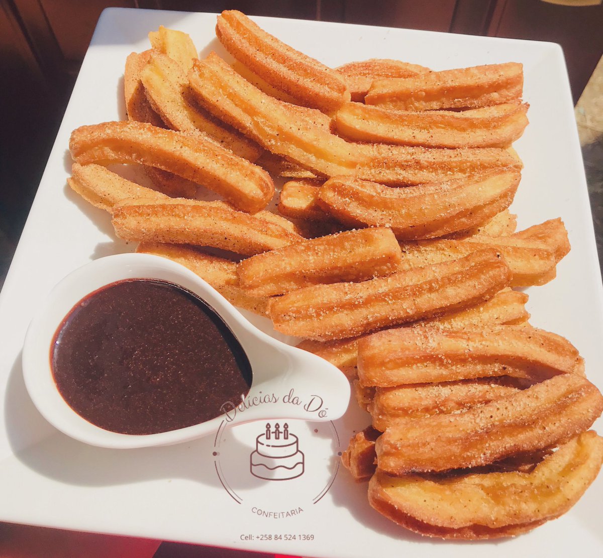 MogoleVivy's tweet photo. Boa tarde! amanhã sexta-feira terei disponível churros com molho de chocolate para pronta entrega.
12 churros + um potinho de molho de chocolate ao preço de 250mt
&amp;
24 churros + 1 potinho de molho de chocolate ao preço de 500mt.
Entregas sem custo adicional.
📞845241369 
📍Maputo https://t.co/xHbAUMvnpM