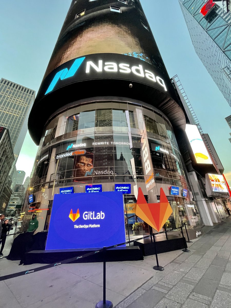 darrenmurph's tweet photo. I'm LIVE from New York City for an extraordinary day 🙌

Join us as @gitlab becomes the first company to publicly live stream the entire end-to-end IPO listing day at @Nasdaq 🎥🌎

https://t.co/eM7XRHWaRD

#EveryoneCanContribute 🌐 https://t.co/XW0f7W1iQ6