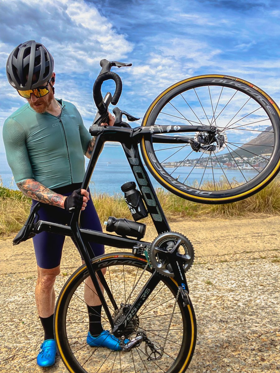 Sean_Sako's tweet photo. It’s all about the bike 

🟥🟥🟥 🟨🟨🟨🟨 ⬜️⬜️ 🟦

#lookcycle #rideyourdream #shimanorider #oakley #lazersport https://t.co/I6DWTuRWdn