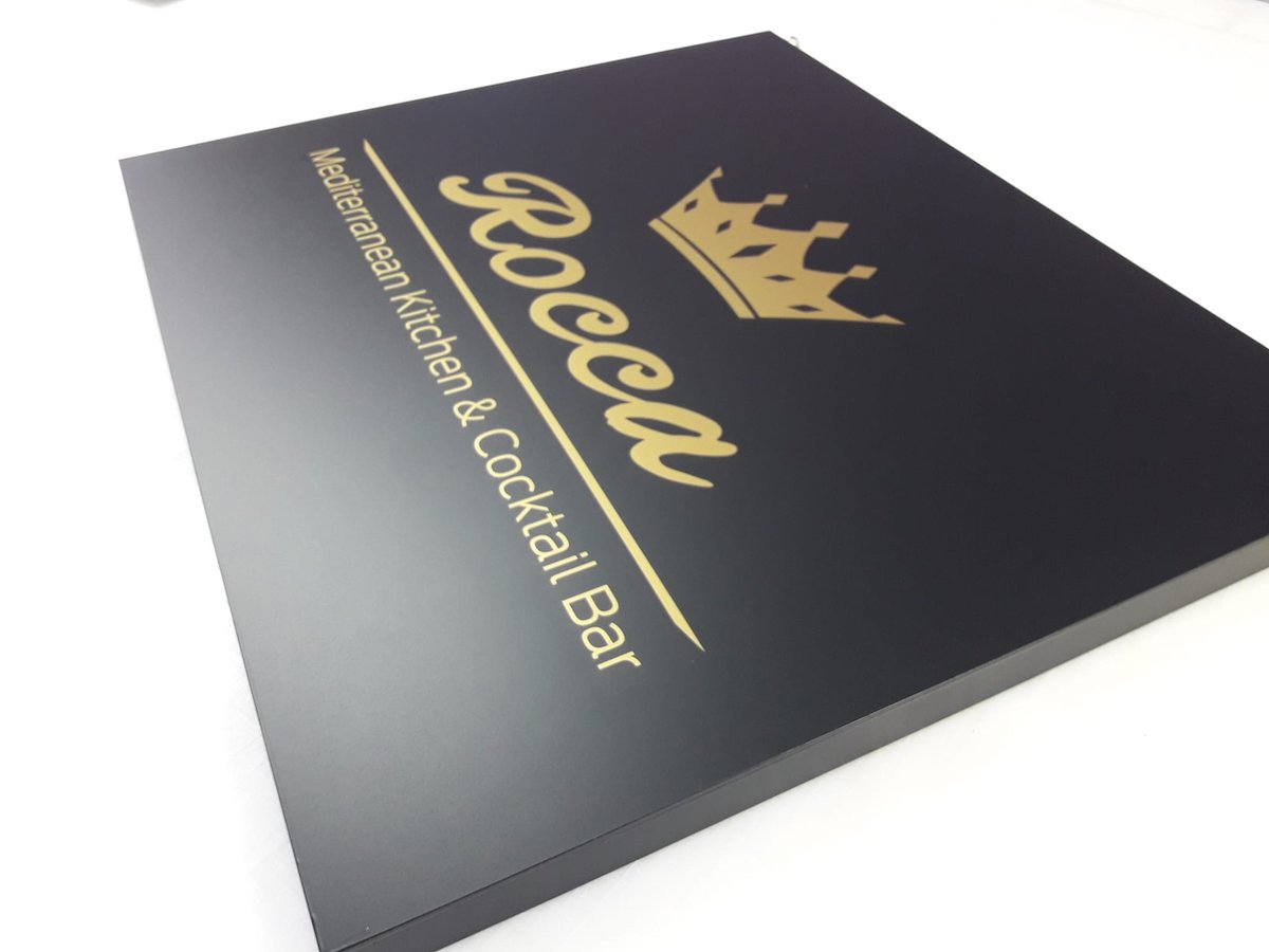 signcompanyeg's tweet image. Aluminium Composite Hanging tray sign with gold vinyl Graphics 
#dibond #hangingsign #projectingsign #signs #signfabrication #signage #shopsigns #office #restaurant #food #eastgrinsteadlife #eastgrinstead #sussex @roccaeastgrinstead_