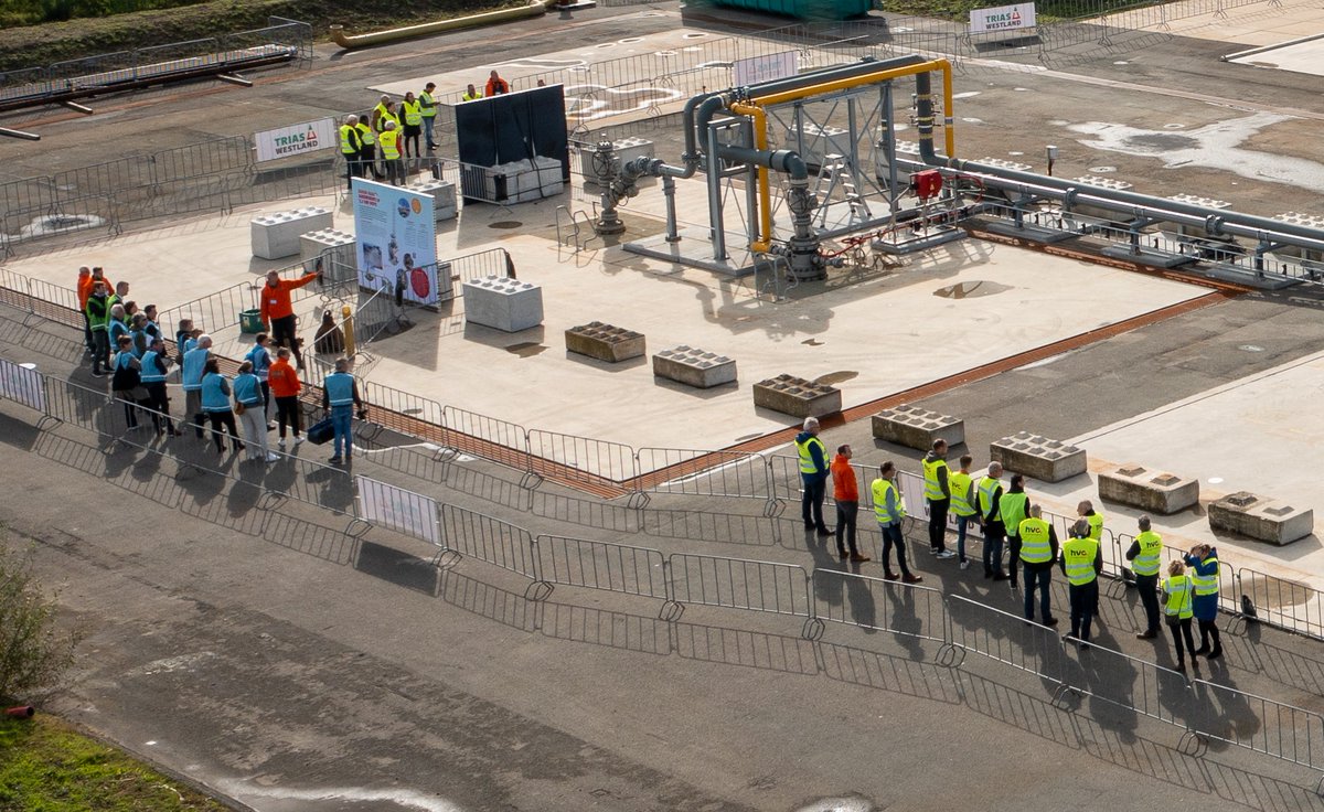 Op 13 oktober, is het ingebruiknemen van Trias Westland samen met de telers, Jan-Kees Goet, secretaris-generaal Landbouw, Natuur en Voedselkwaliteit en Sandor Gaastra, directeur-generaal Economische zaken en Klimaat bekrachtigd. bit.ly/3BGqwoR #aardwarmte #westland