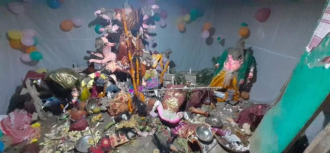 SanatanPrabhat's tweet photo. WORLD,

#Hindus_Attacked_In_Bangladesh : Its nothing but the most tolerant civilization is been tortured by the most intolerant one !

@BBCBreaking 
@HuffPost 
@nytimes 
@washingtonpost 
@UNHRD 
@TIME 

@arifaajakia @davidfrawleyved @HinduGenocide_ @HinduJagrutiOrg https://t.co/x4WEC7TlBc