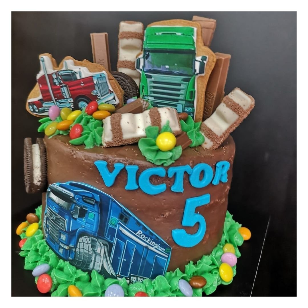 tartas3d's tweet photo. Hoy la tarta va dedicada a los fans de los camiones...una deliciosa tarta con oreos y kinders decoradas con galletas con impresión comestible.
¡Pídetela con tus personajes favoritos! #cornelladellobregat #cornella #pasteleriacornella #pasteleria #pasteleriaartesanal #cake #pastel https://t.co/FeJq70Ro97