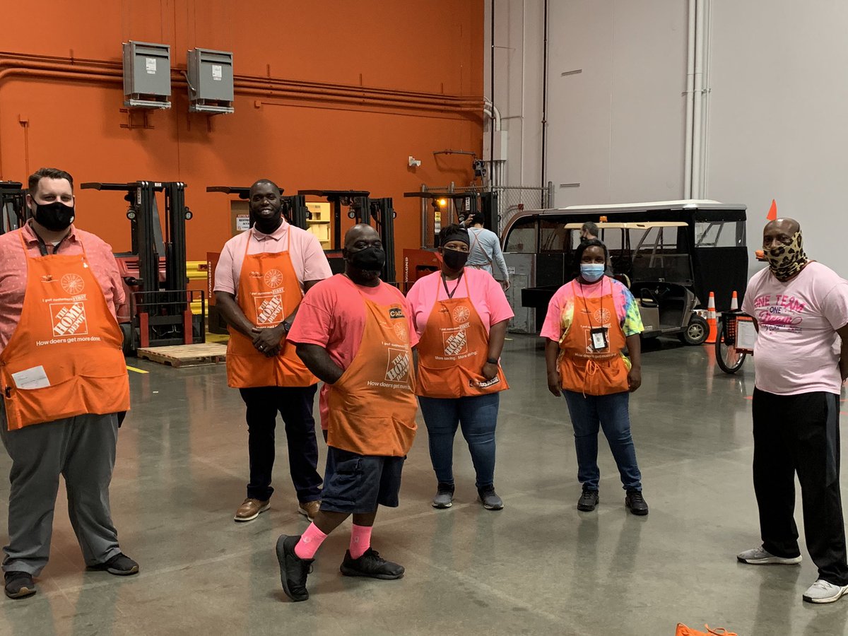The LG incrediBULK 6705 team wears Pink for Breast Cancer Awareness Month 🎀💓💗🤝 <a href="/THDJosef/">Josef Johnson</a> <a href="/TheGroveDFC/">The Grove</a>