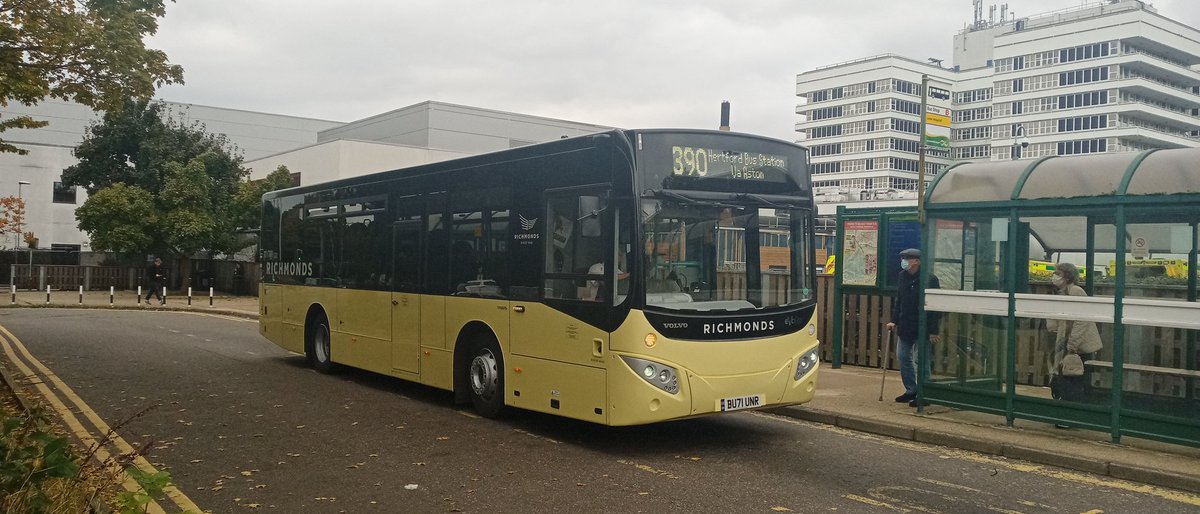 Out for its first day 🥳 - new Volvo, new livery, new logo - 390 Stevenage to Hertford service. Happy 75th year <a href="/Richmondscoach/">Richmonds</a> #Ilovemybus